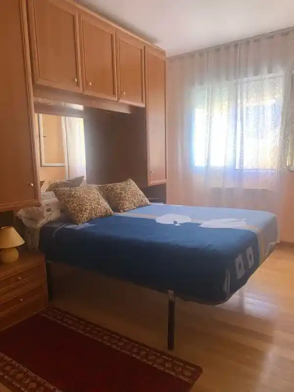 Habitación con armarios.