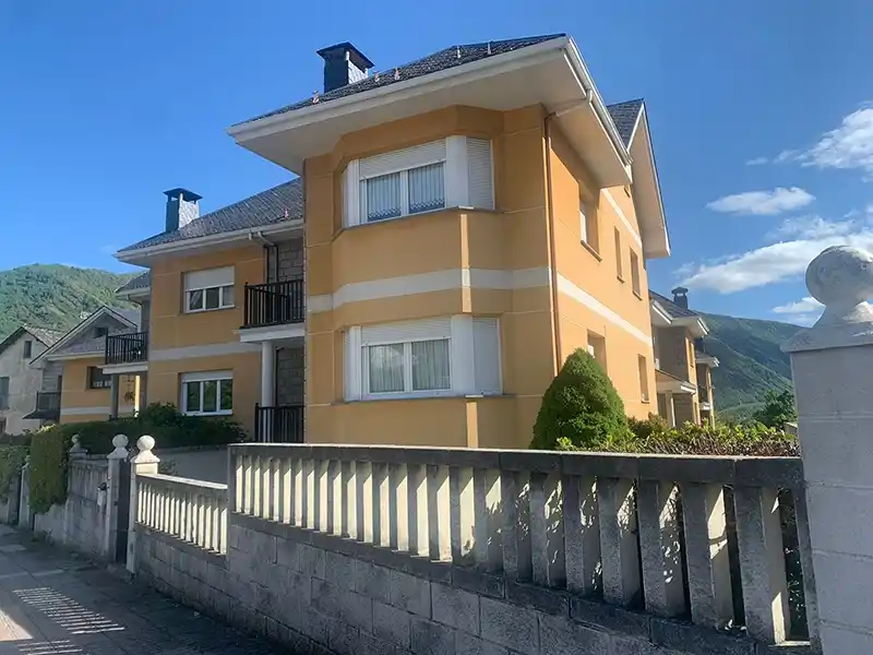 Exterior de chalet pareado.
