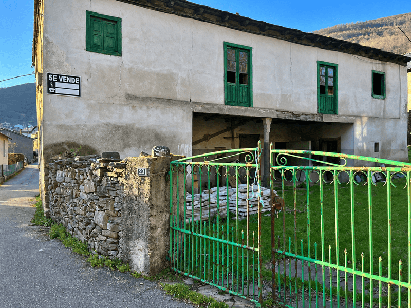 Casa rural en venta junto a la montaña